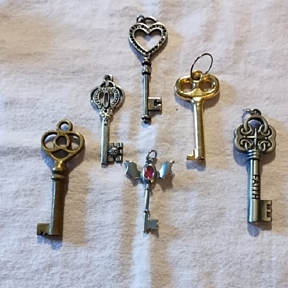 Key Pendant Lot - Picture 1 of 3